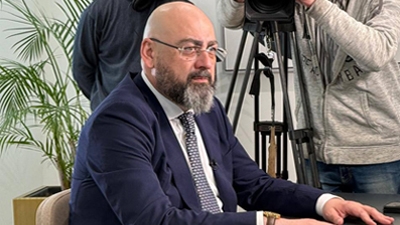 Исполняющий обязанности министра туризма Республики Абхазия Теймураз Хишба дал эксклюзивное интервью программе «Время» на Первом канале