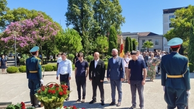 РУКОВОДСТВО И СОТРУДНИКИ МИНИСТЕРСТВА ТУРИЗМА ВОЗЛОЖИЛИ ЦВЕТЫ В ПАРКЕ СЛАВЫ В ДЕНЬ ПРИЗНАНИЯ НЕЗАВИСИМОСТИ РЕСПУБЛИКИ АБХАЗИЯ