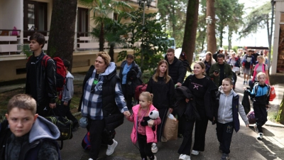 Министр туризма Астамур Логуа встретил многодетные семьи с детьми из Курской области и приграничных районов, прибывших в республику по приглашению Президента Абхазии.